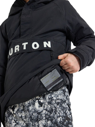 Burtonin lasten musta Frostner Anorakki lähikuvassa lapsen päällä hissilipputasku