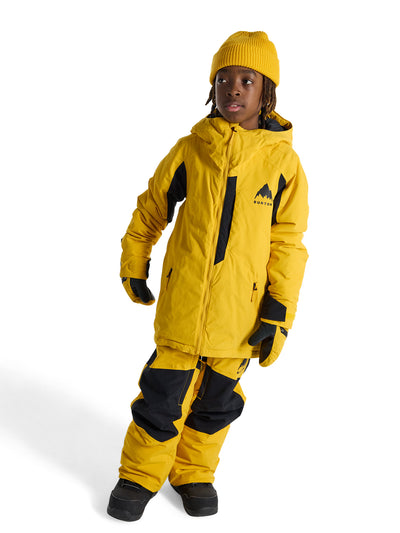 Burton lasten Hillslope laskettelu- ja lumilautailutakki värissä Goldenrod / True Black lapsen päällä kauempaa kuvattuna