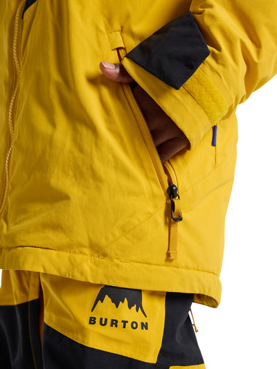 Burton lasten Hillslope laskettelu- ja lumilautailutakki värissä Goldenrod / True Black lapsen päällä lähikuvassa tasku kuvattuna