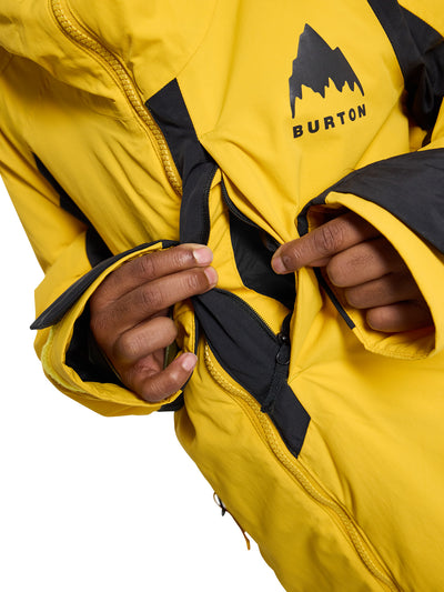 Burton lasten Hillslope laskettelu- ja lumilautailutakki värissä Goldenrod / True Black lapsen päällä lähikuvassa rintatasku kuvattuna