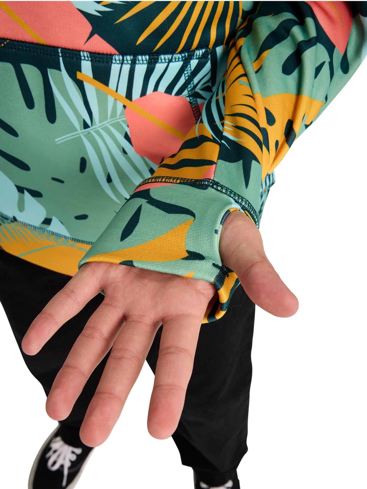 Burtonin lasten Oak-huppari Oversized Tropical kuosissa lapsen päällä lähikuvassa kämmen