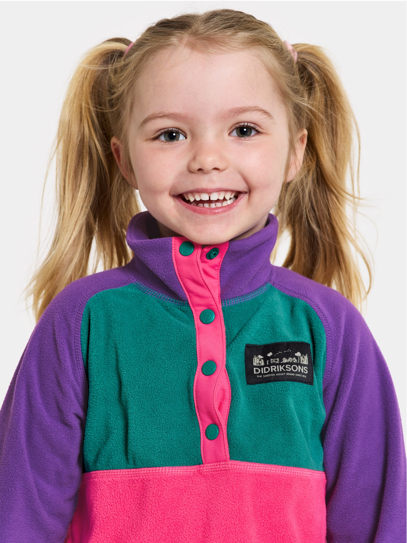 Didriksonsin lasten Monte Half Button -fleecepusero värissä True Pink lapsen päällä lähikuvassa