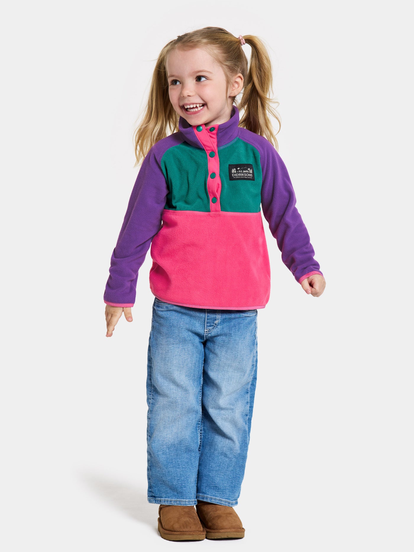 Didriksonsin lasten Monte Half Button -fleecepusero värissä True Pink lapsen päällä kauempaa kuvattuna