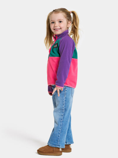 Didriksonsin lasten Monte Half Button -fleecepusero värissä True Pink lapsen päällä sivuttain kuvattuna