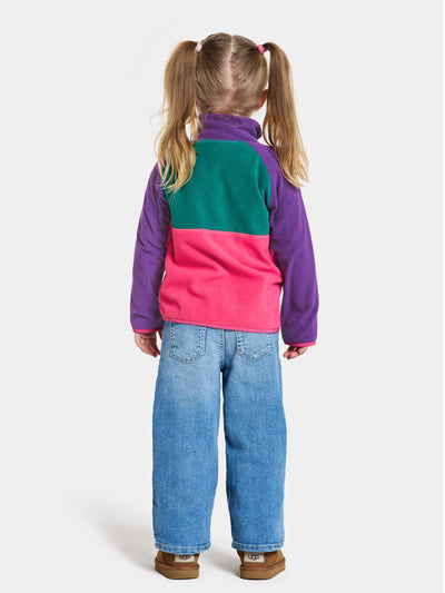Didriksonsin lasten Monte Half Button -fleecepusero värissä True Pink lapsen päällä takaa kuvattuna