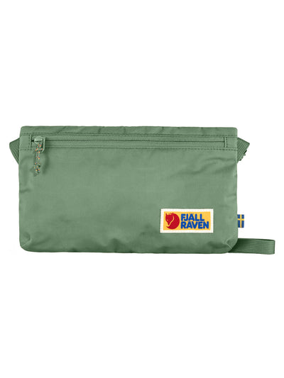 Fjällrävenin Vardag Pocket G-1000 pieni laukku värissä Platina Green edestä kuvattuna