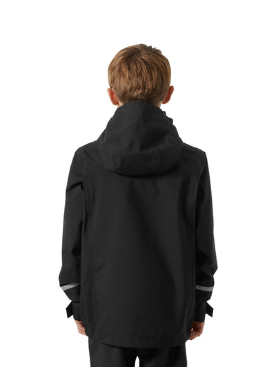 Helly Hansenin musta Jr Shelter HT Jacket, lasten  ja nuorten välikausitakki, kuva lapsen päällä takaa