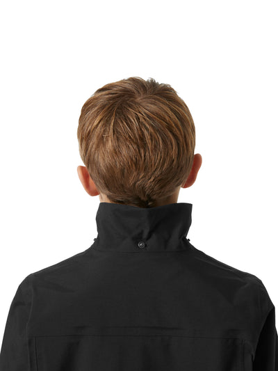 Helly Hansenin musta Jr Shelter HT Jacket, lasten  ja nuorten välikausitakki, kuva lapsesta takaa huppu irrotettuna
