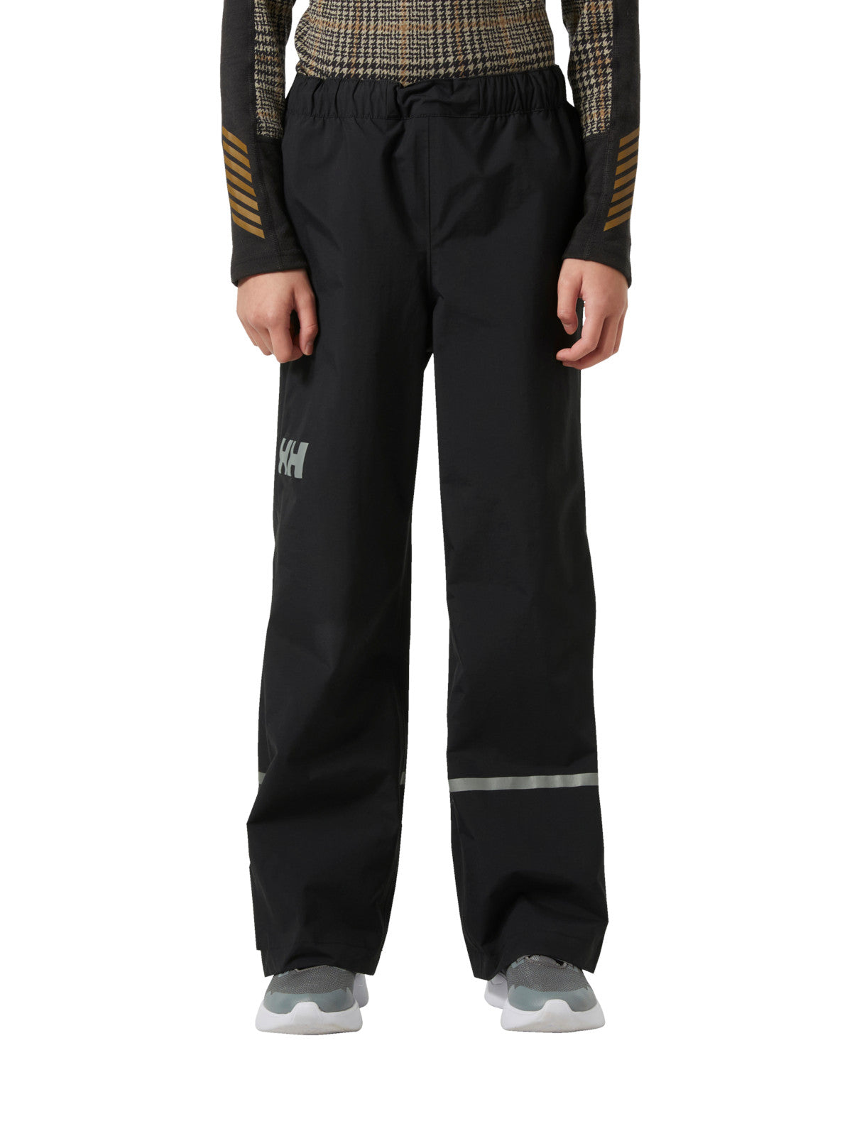 Helly Hansenin Jr Shelter HT Pants, lasten ja nuorten mustat kuorihousut edestä kuvattuna lapsen päällä
