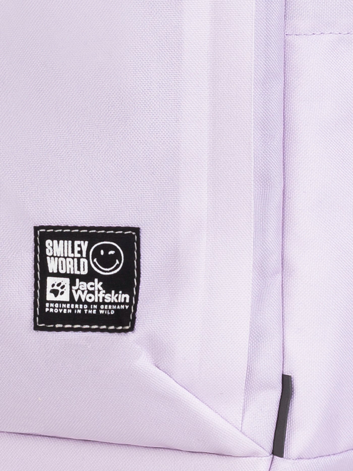 Jack Wolfskinin vaaleanliila koulureppu lähikuvassa Smileyworld-merkki