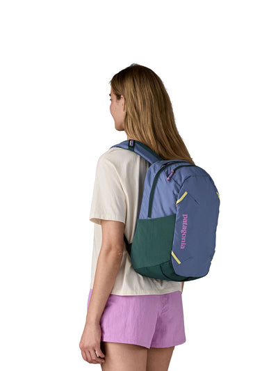 Patagonian 24 litranen Atom Day Pack -reppu värissä Current Blue tytön päällä sivuttain kuvattuna