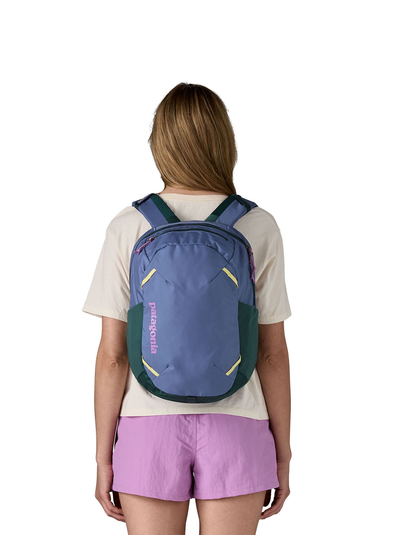 Patagonian 24 litranen Atom Day Pack -reppu värissä Current Blue tytön päällä takaa kuvattuna