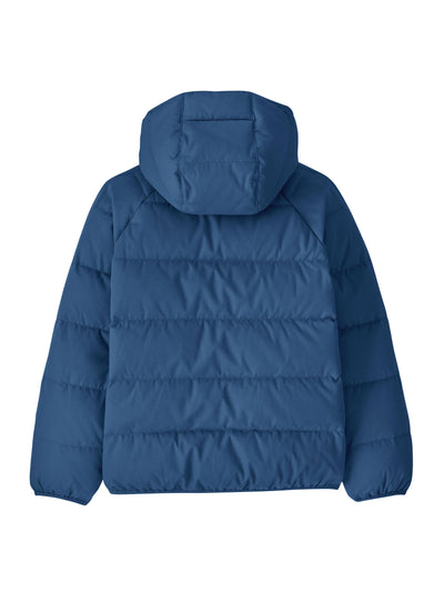 Patagonian lasten Cotton Down Jacket -untuvatakki Clement Blue -sävyssä takaa kuvattuna