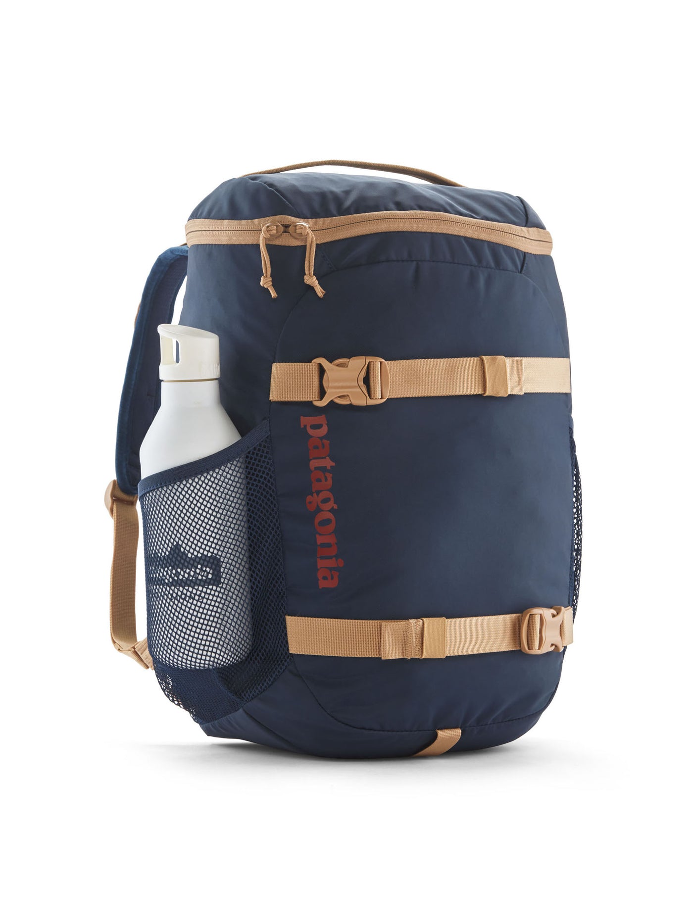 Patagonian lasten Refugito Daypack 18L -reppu värissä New Navy verkkotaskussa pullo kuvattuna