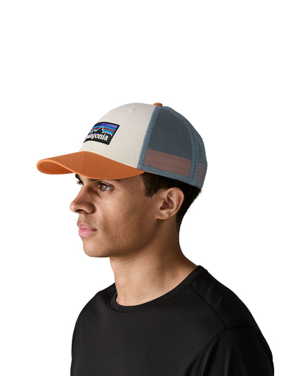 atagonian P-6 Logo LoPro Trucker Hat -verkkolippis White W / Redtail Rust -sävyssä nuoren päällä sivuttain kuvattuna