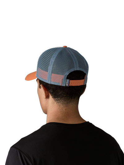 atagonian P-6 Logo LoPro Trucker Hat -verkkolippis White W / Redtail Rust -sävyssä nuoren päällä takaa kuvattuna