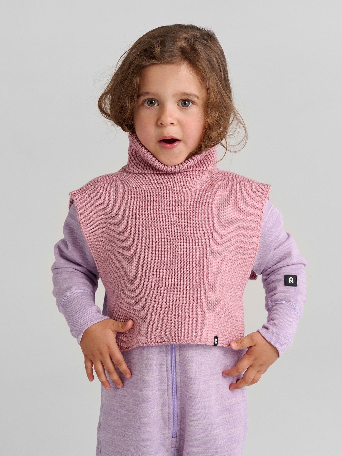 Reiman Kaulain -kauluri Grey Pink -sävyssä lapsen päällä kuvattuna