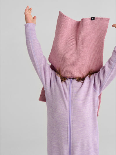 Reiman Kaulain -kauluri Grey Pink -sävyssä lapsen päällä kauluri heitettynä ilmaan 