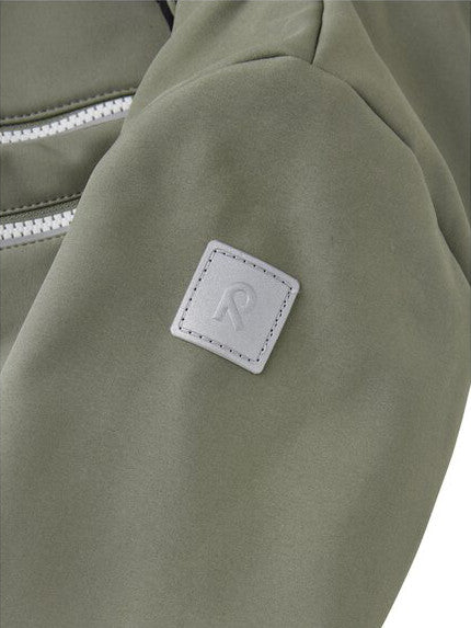 Reiman Nurmes Softshell-haalari vihreässä värissä lähikuvassa Reima-logo