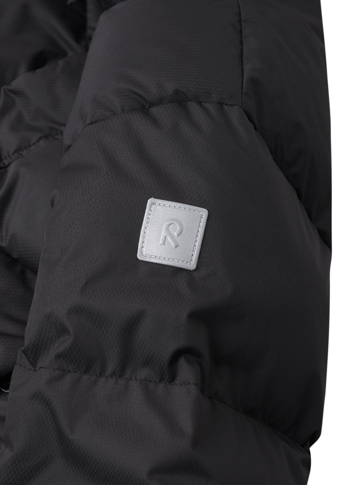 Reiman musta pitkänmallinen Vaanila-talvitakki Reiman-logo kuvattuna