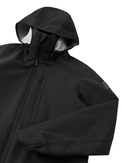 Reiman musta vedenpitävä Suojala-välikausitakki lähikuvassa takin yläosa ja huppu