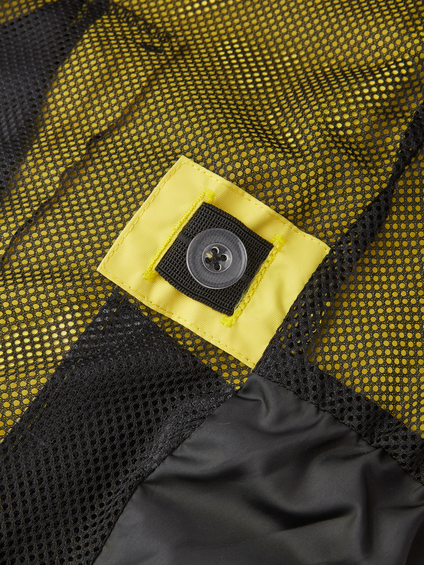 Reiman Kapelli Reimatec välikausihaalari keltaisessa värissä lähikuvassa vyötärön kiristysnauha