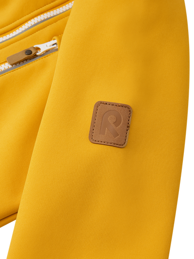 Reima Vantti lasten softshell takki värissä Chanterelle lähikuva hihan R-logosta