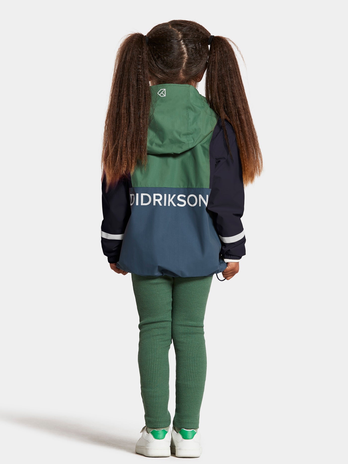 Tytön päällä Didriksonsin Block Lasten takki Green Mist värissä takaa kuvattuna