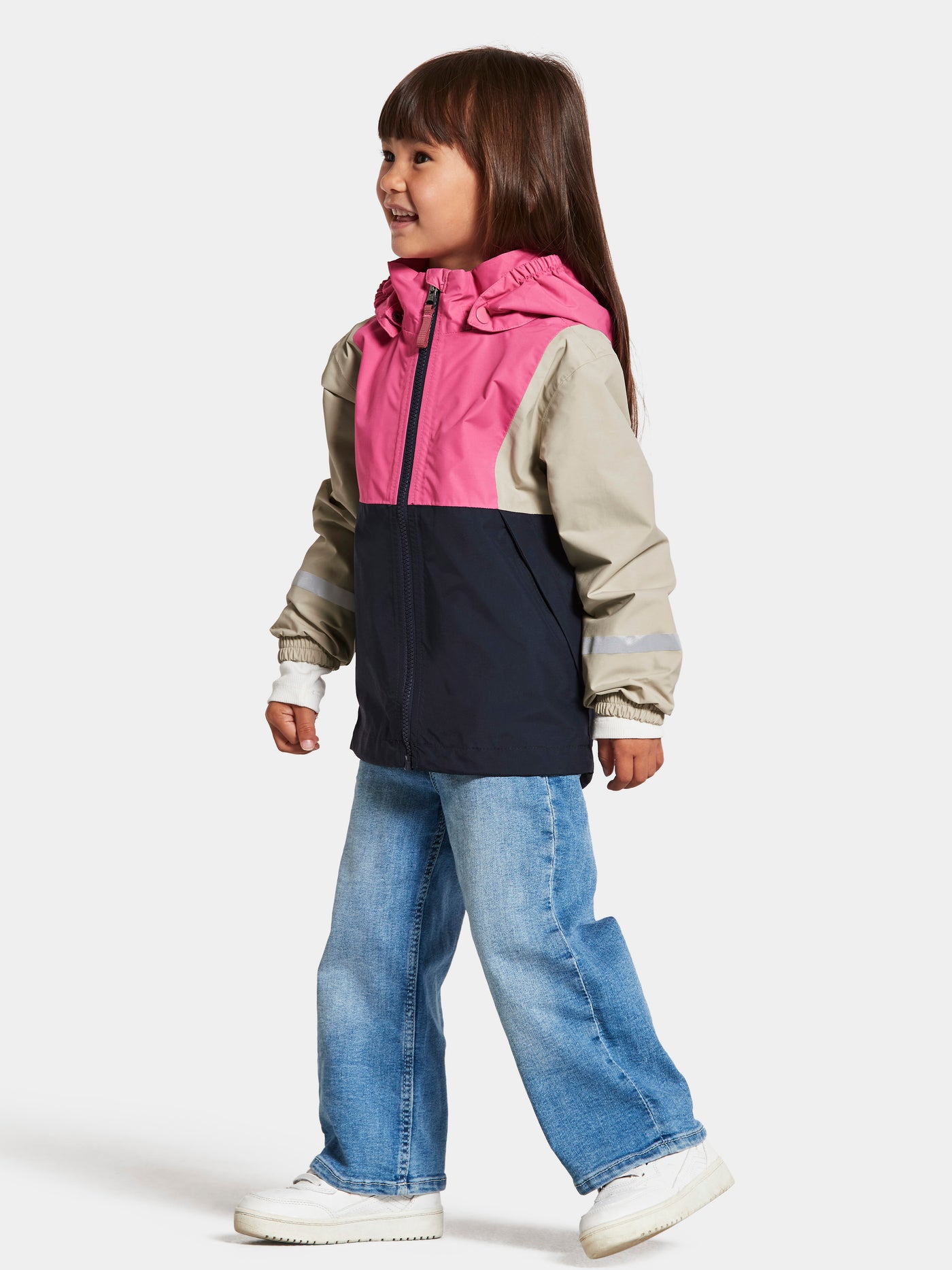 Tytön päällä Didriksonsin Block Lasten takki Sweet Pink värissä sivusta kuvattuna