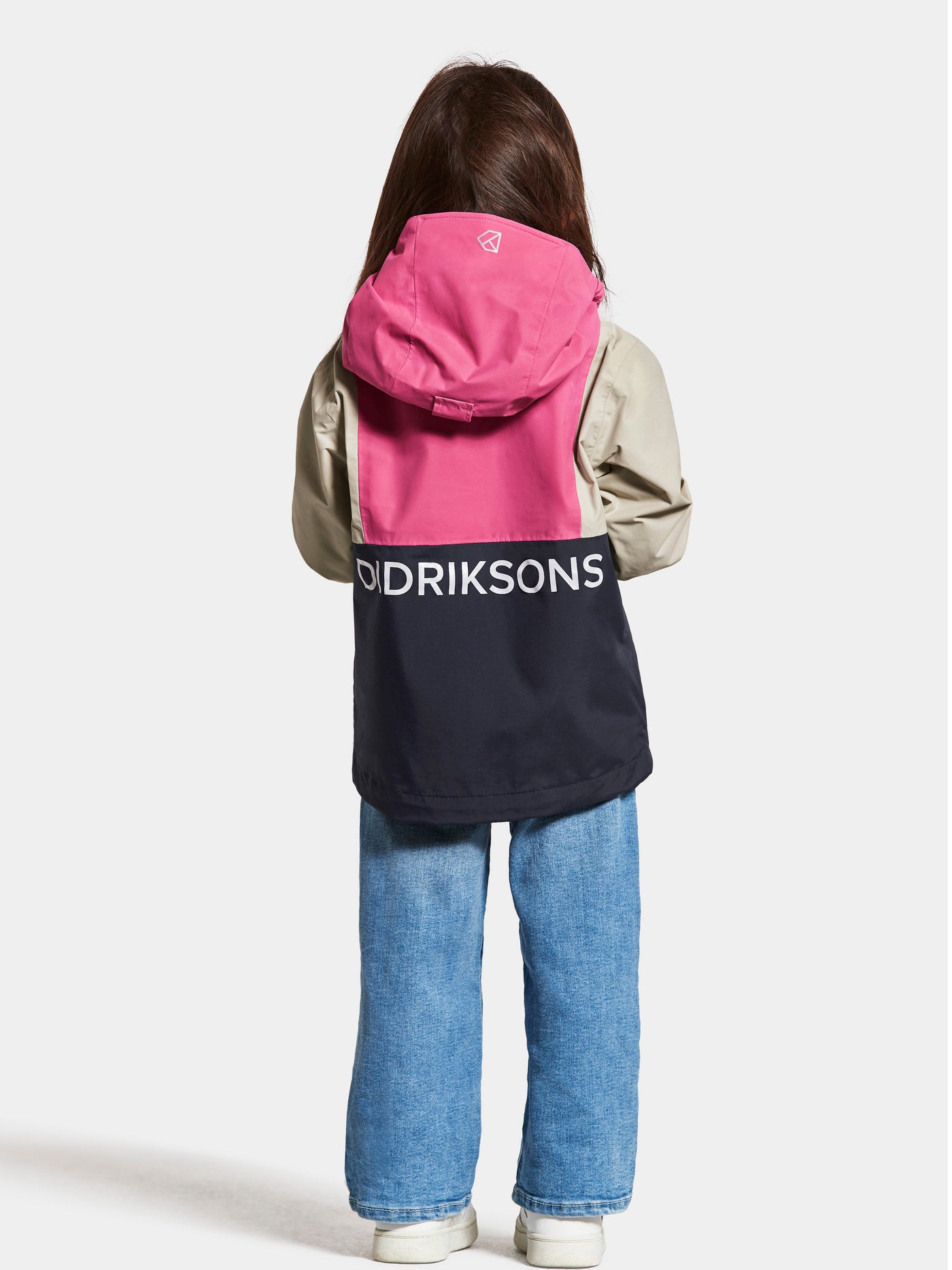Tytön päällä Didriksonsin Block Lasten takki Sweet Pink värissä takaa kuvattuna