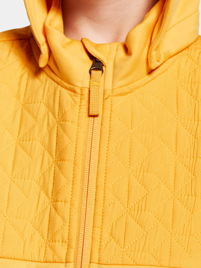 Didriksonsin lasten Briska hybriditakki keltaisessa sävyssä lapsen päällä vetoketju ja kaulus kuvattuna