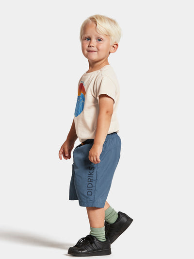 Pojan päällä Didriksonsin siniset Castor shortsit sivusta kuvattuna