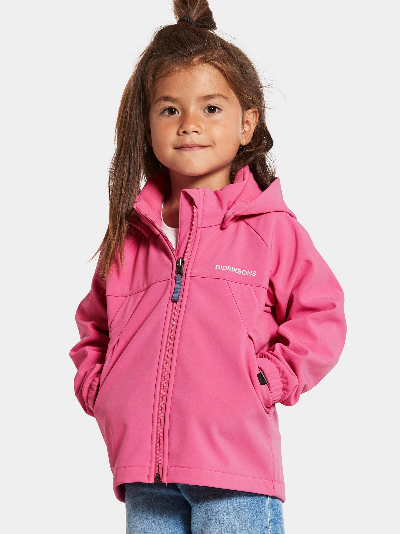 Tytön päällä Didriksonsin Dellen lasten pinkki softshell-takki läheltä kuvattuna