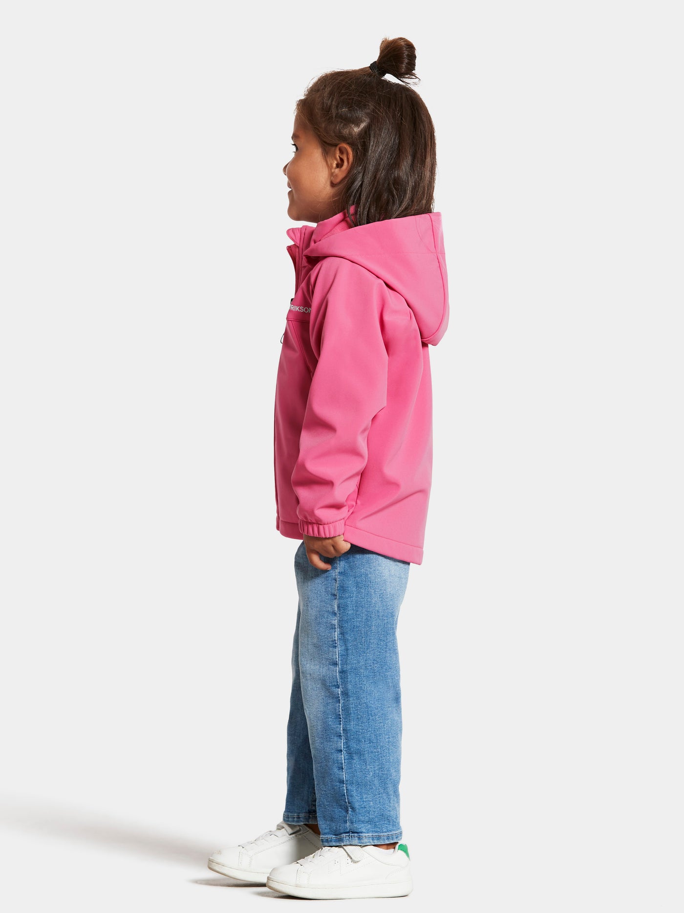 Tytön päällä Didriksonsin Dellen lasten pinkki softshell-takki kuvattuna sivulta