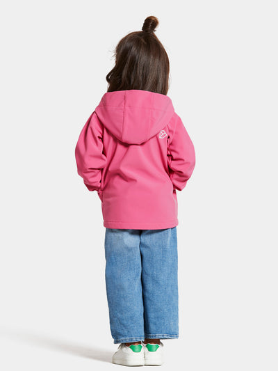 Tytön päällä Didriksonsin Dellen lasten pinkki softshell-takki takaa kuvattuna