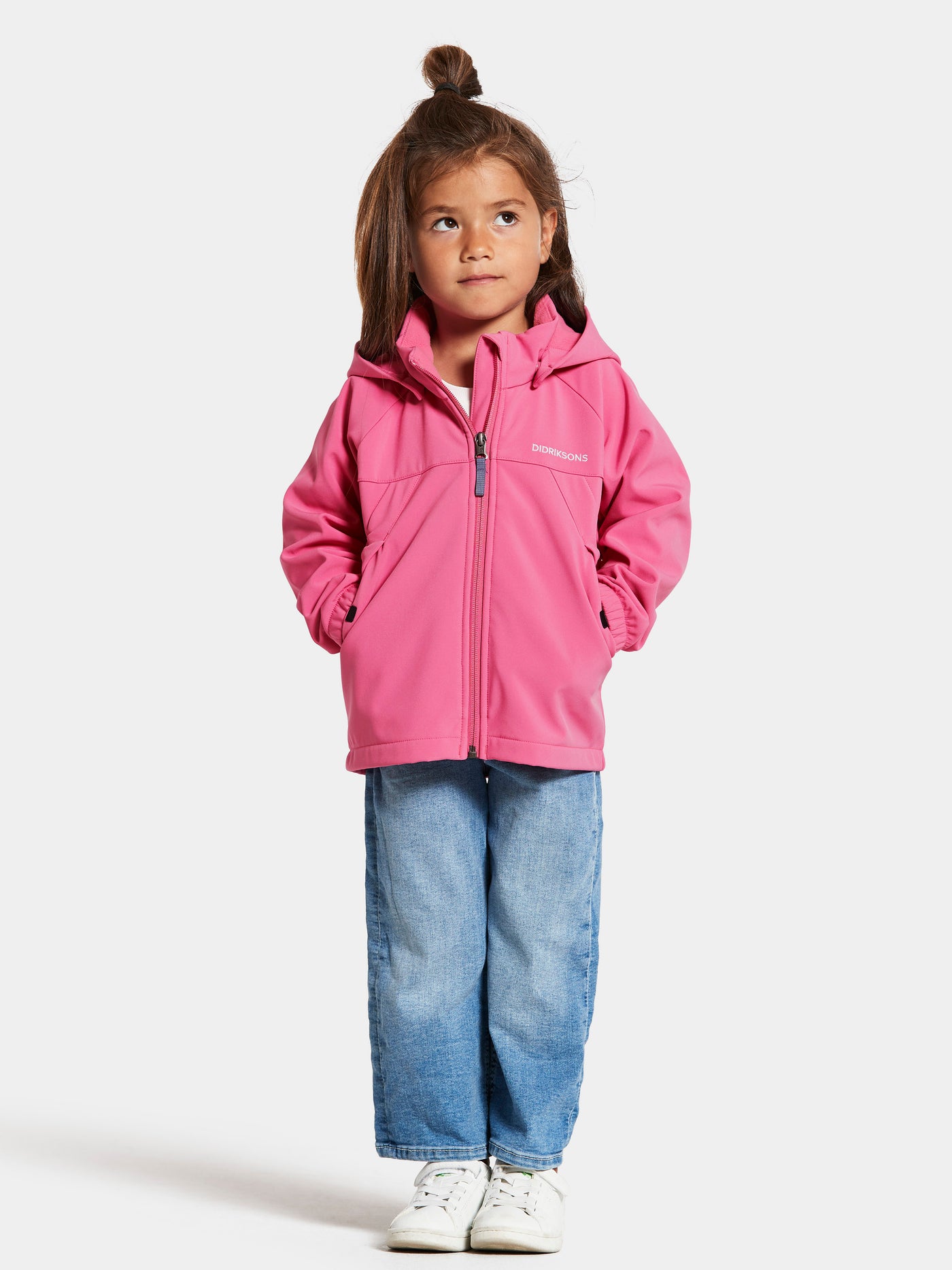 Tytön päällä Didriksonsin Dellen lasten pinkki softshell-takki edestä kuvattuna