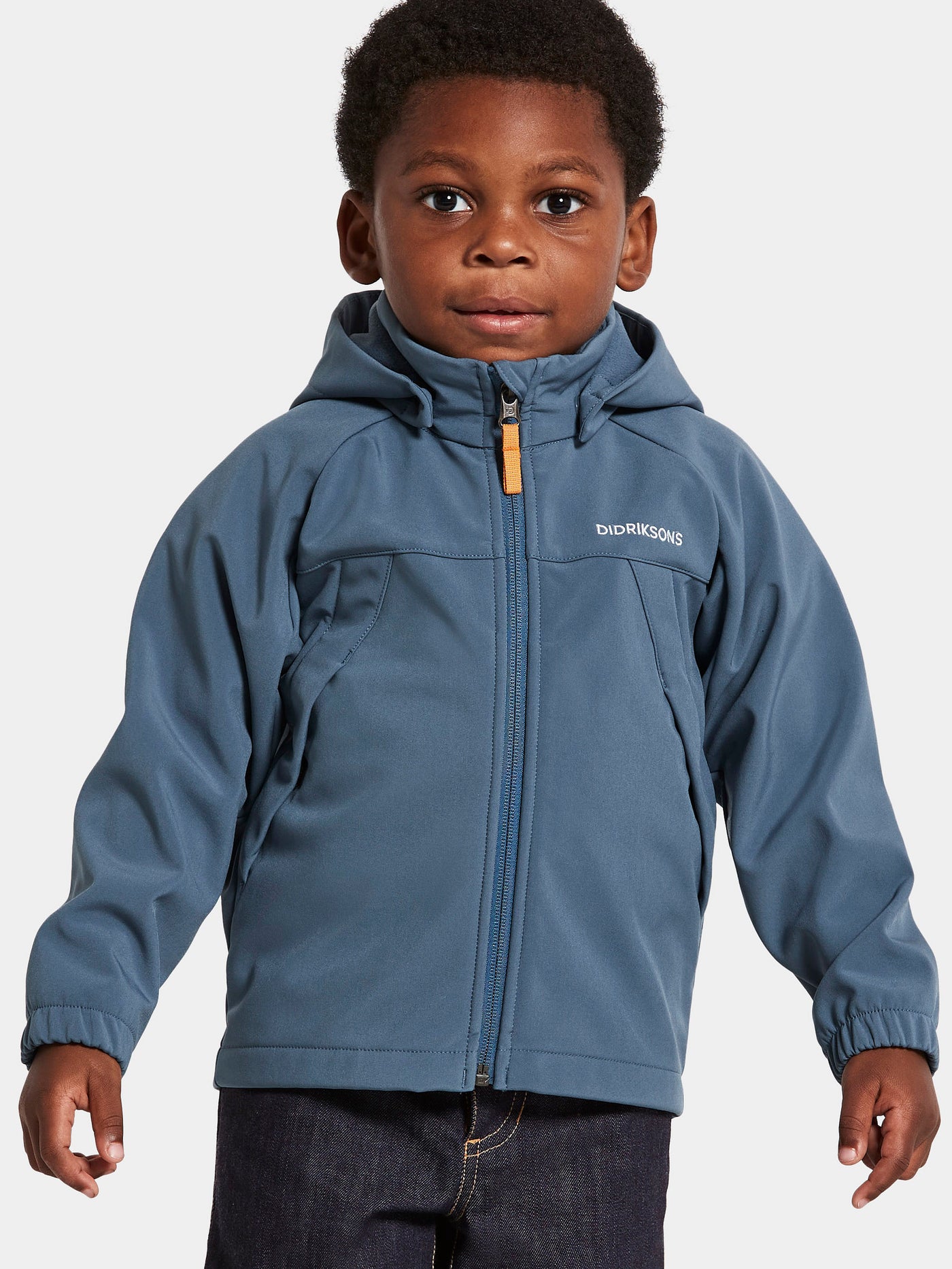 Pojan päällä Didriksonsin Dellen lasten sininen softshell-takki läheltä kuvattuna