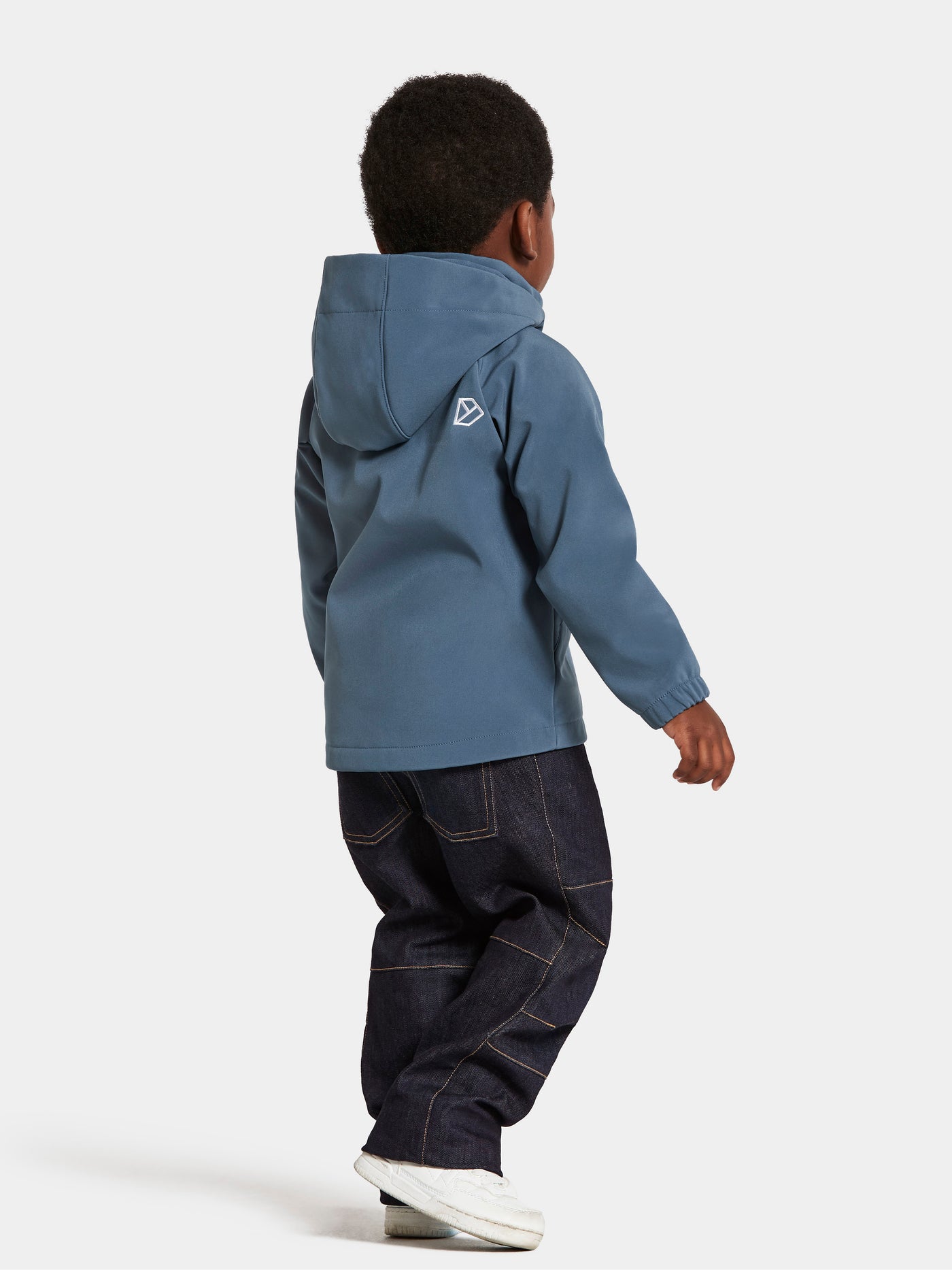 Pojan päällä Didriksonsin Dellen lasten sininen softshell-takki takaa kuvattuna