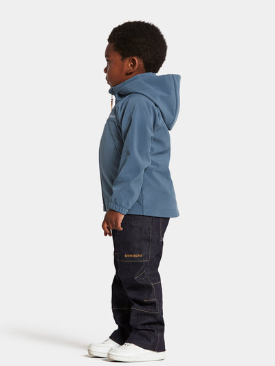 Pojan päällä Didriksonsin Dellen lasten sininen softshell-takki sivusta kuvattuna