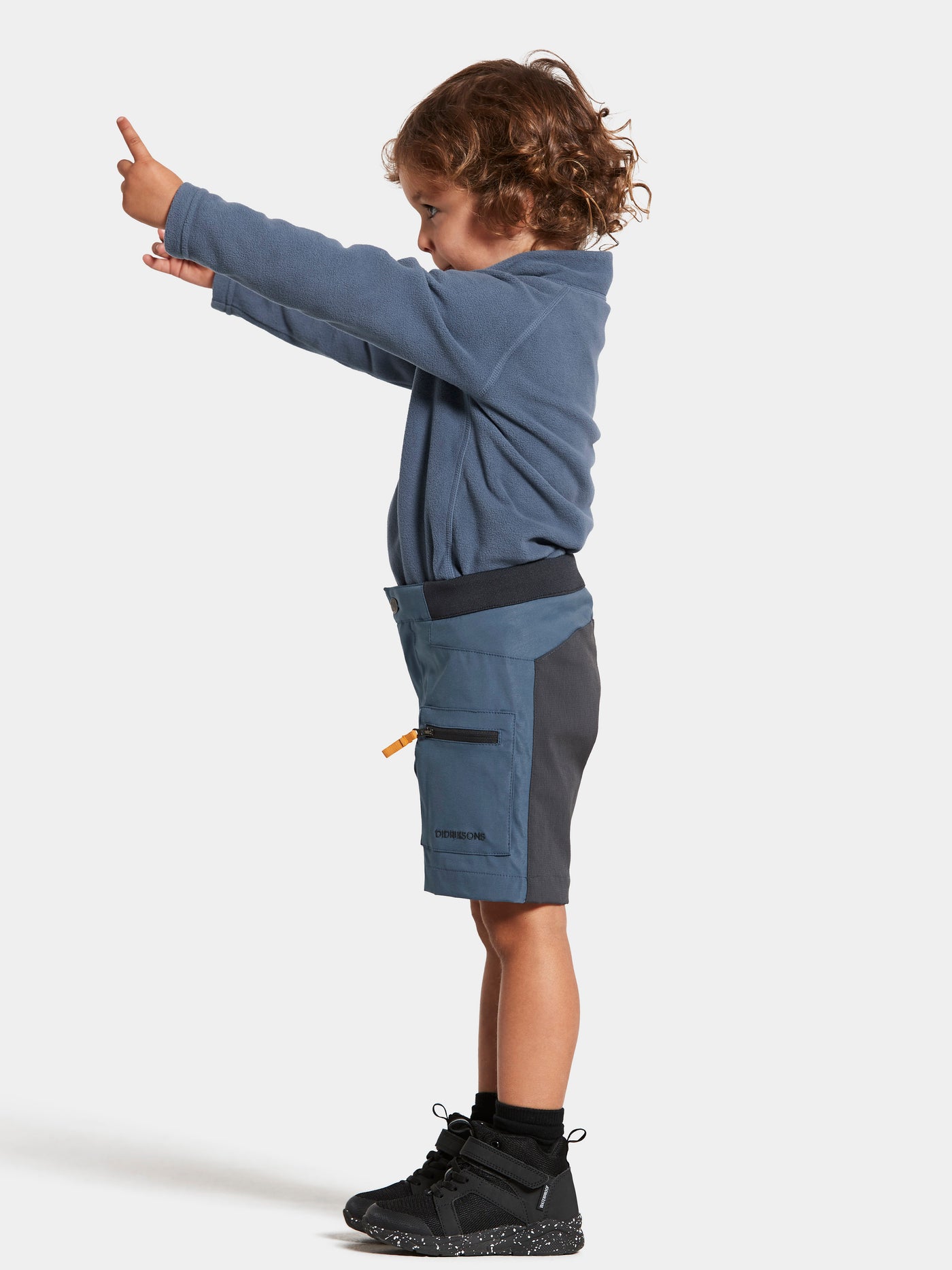 Lapsen päällä Didriksonsin siniset Ekoxen shortsit kuvattuna sivusta