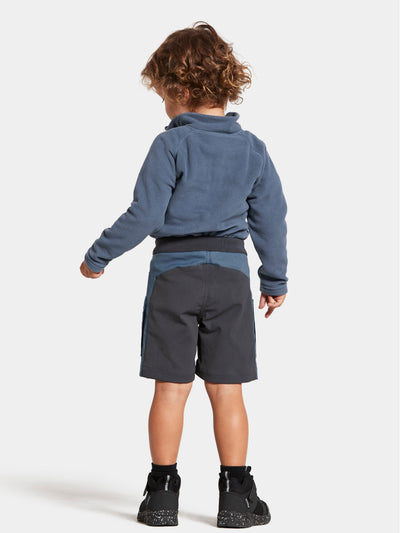 Lapsen päällä Didriksonsin siniset Ekoxen shortsit takaa kuvattuna