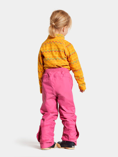 Lapsen päällä Didriksonsin pinkit Idur-kuorihousut takaa kuvattuna