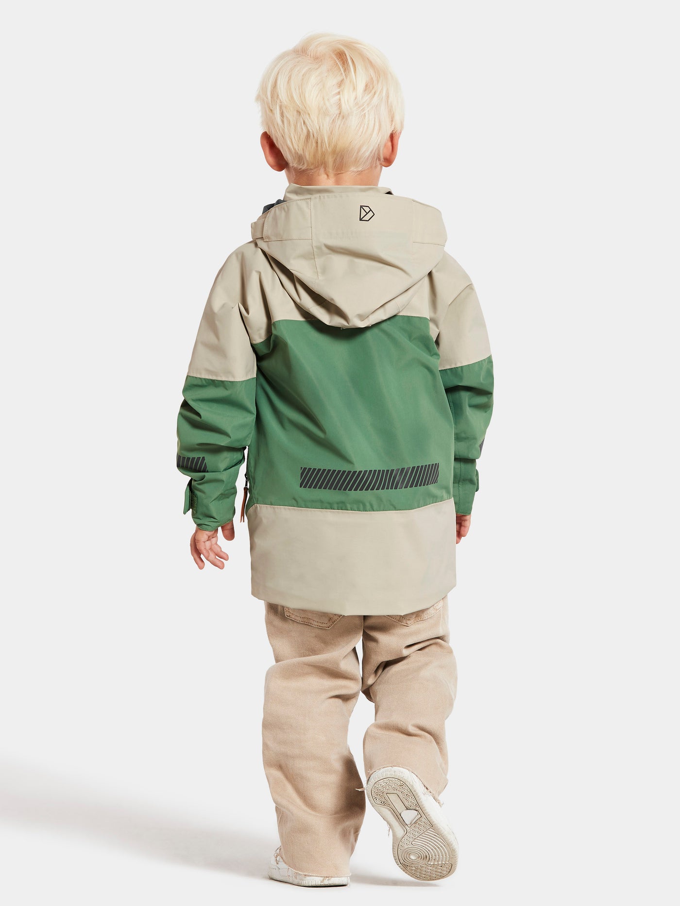 Pojan päällä on Didriksonsin lasten Ash takki Green Mist sävyssä takaa kuvattuna