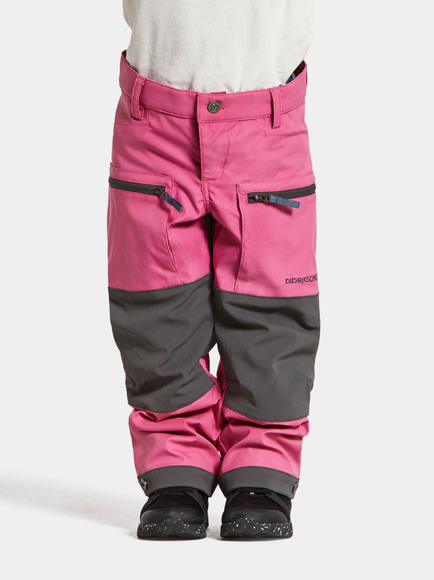 Lapsen päällä lähikuvassa Didriksonsin pinkit Kotten kuorihousut Cordura-vahvikkeilla