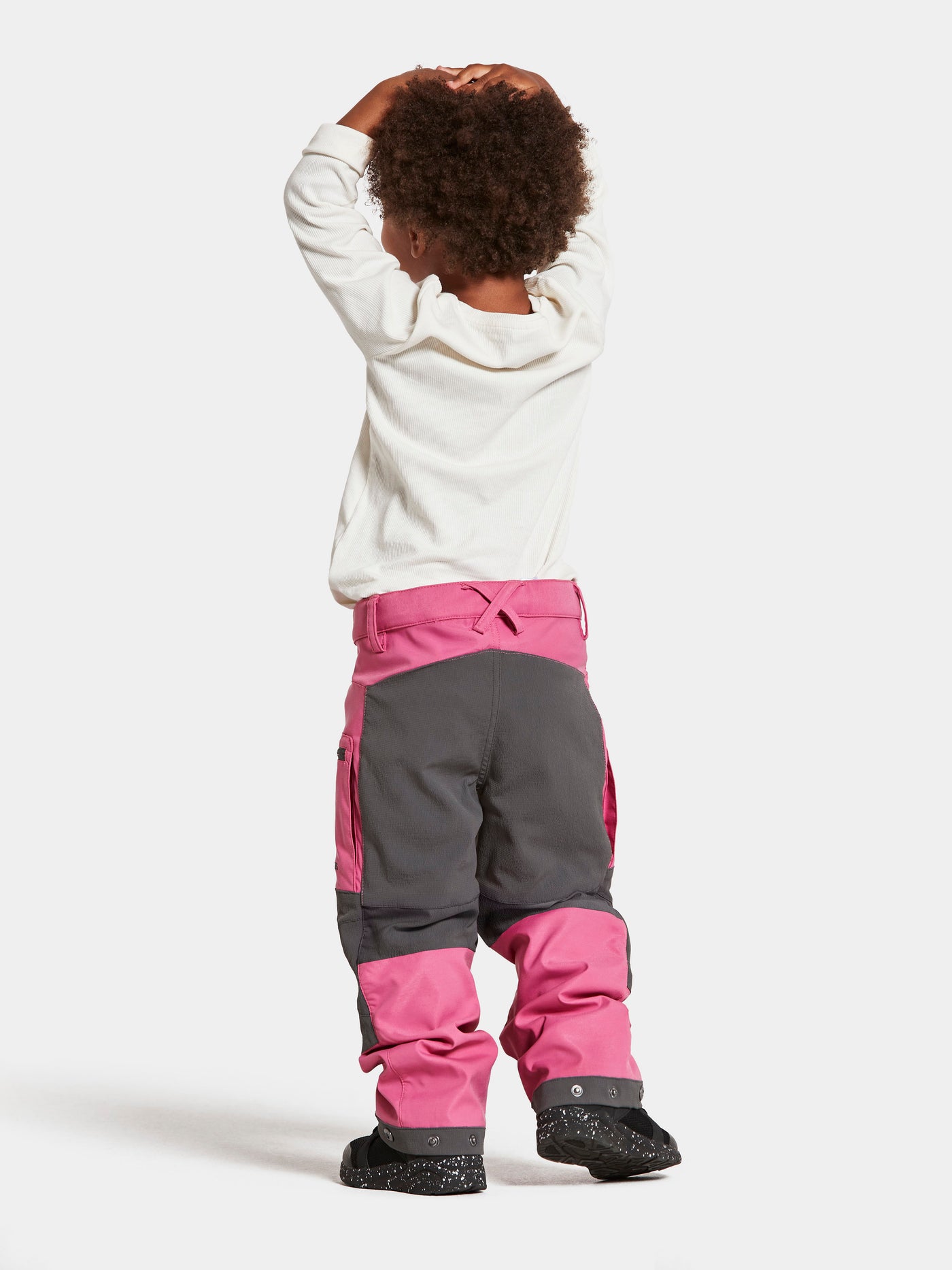 Lapsen päällä Didriksonsin pinkit Kotten kuorihousut Cordura-vahvikkeilla takaa kuvattuna