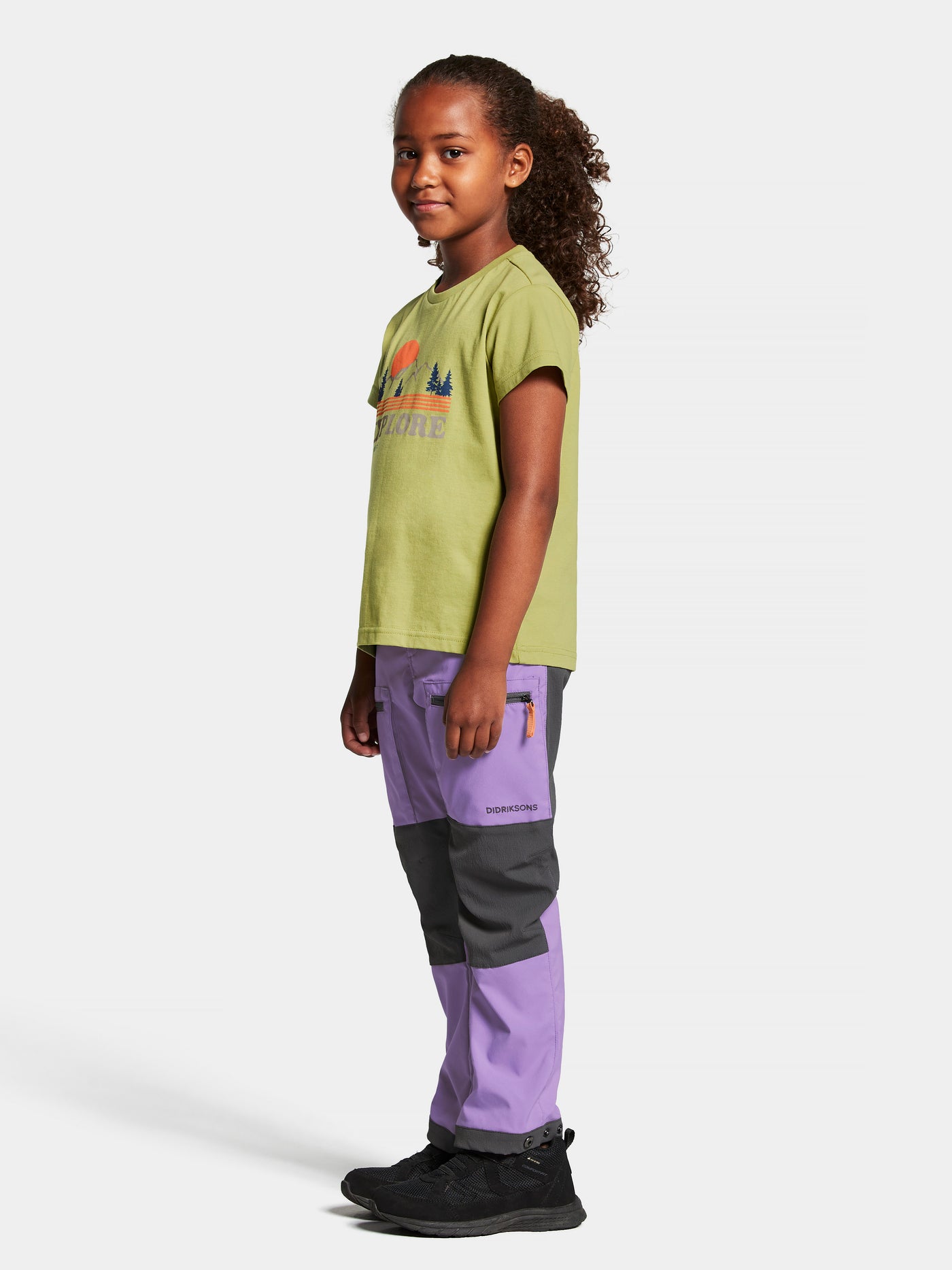 Didriksonsin lasten ja nuorten Mynta logo t-paita vaaleanvihreässä sävyssä tytön päällä sivusta kuvattuna