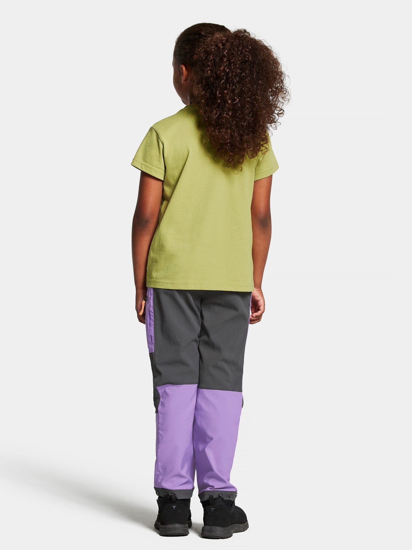 Didriksonsin lasten ja nuorten Mynta logo t-paita vaaleanvihreässä sävyssä tytön päällä takaa kuvattuna