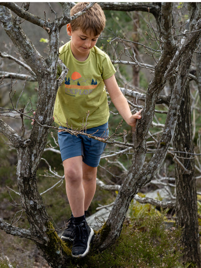 Didriksonsin lasten ja nuorten Mynta logo t-paita vaaleanvihreässä sävyssä pojan päällä metsässä 