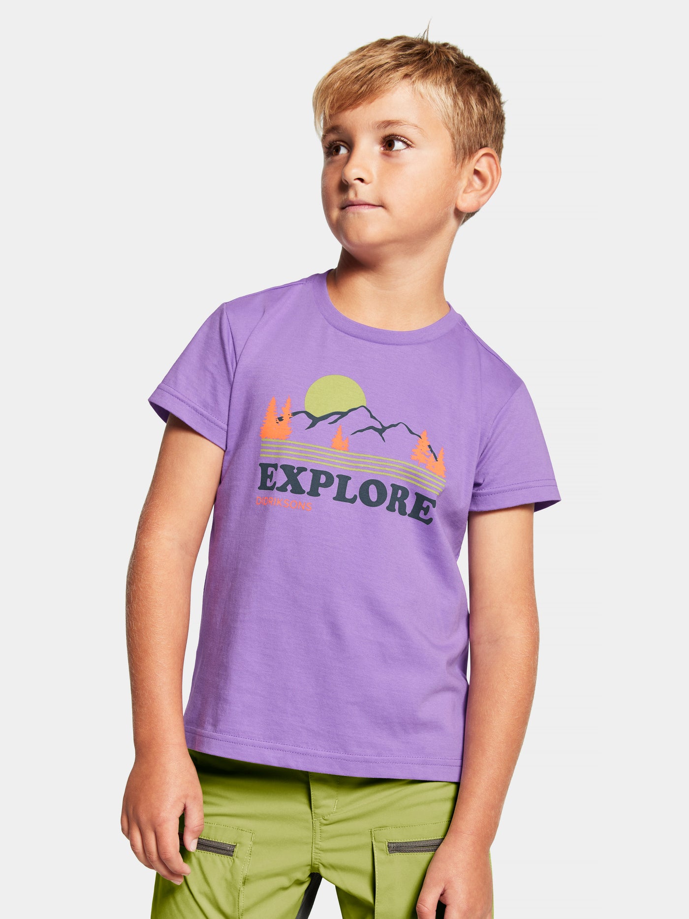 Didriksonsin lasten ja nuorten Mynta logo t-paita liilassa sävyssä lapsen päällä edestä kuvattuna lähikuvassa