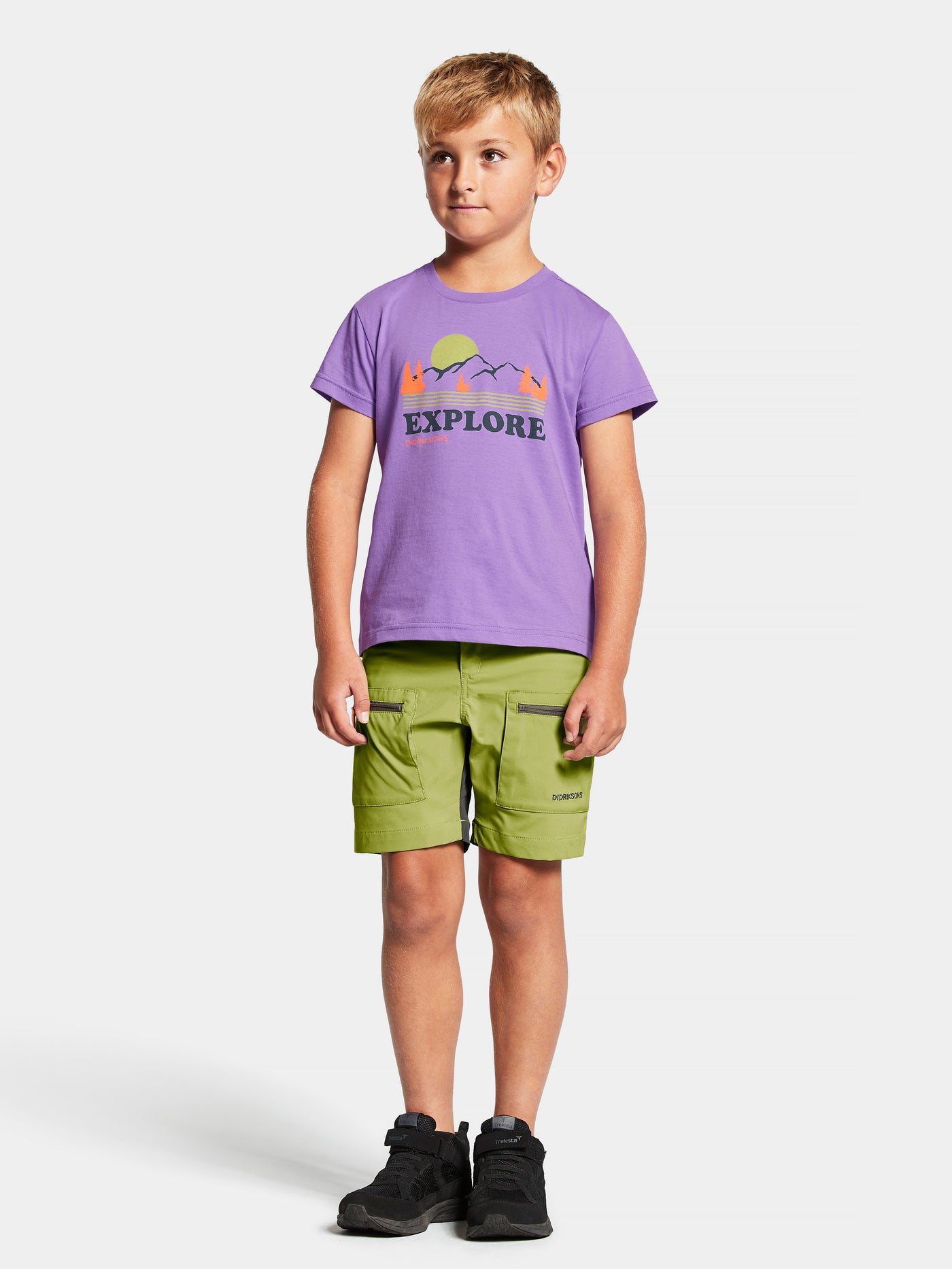 Didriksonsin lasten ja nuorten Mynta logo t-paita liilassa sävyssä lapsen päällä edestä kauempaa kuvattuna